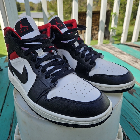 Jordan 1 Mid - Picture 1 of 16